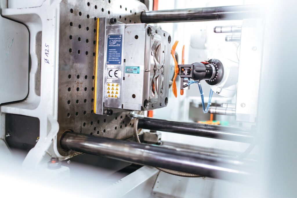 成型後の検査から組立までのハンドリングを自動化