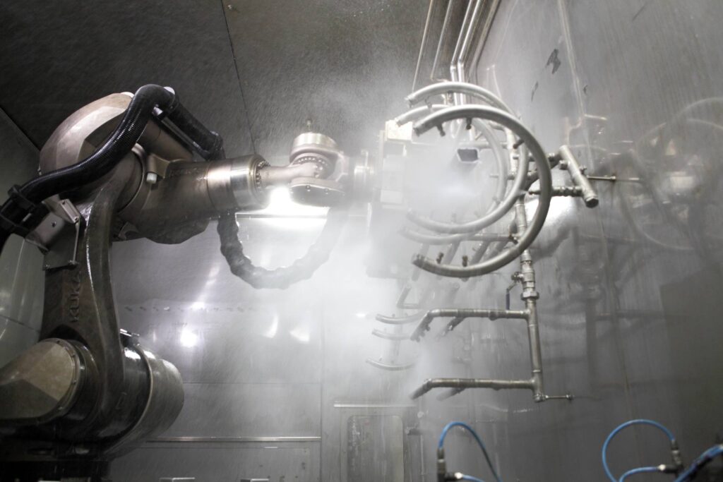 自動車産業における洗浄セル内ロボット