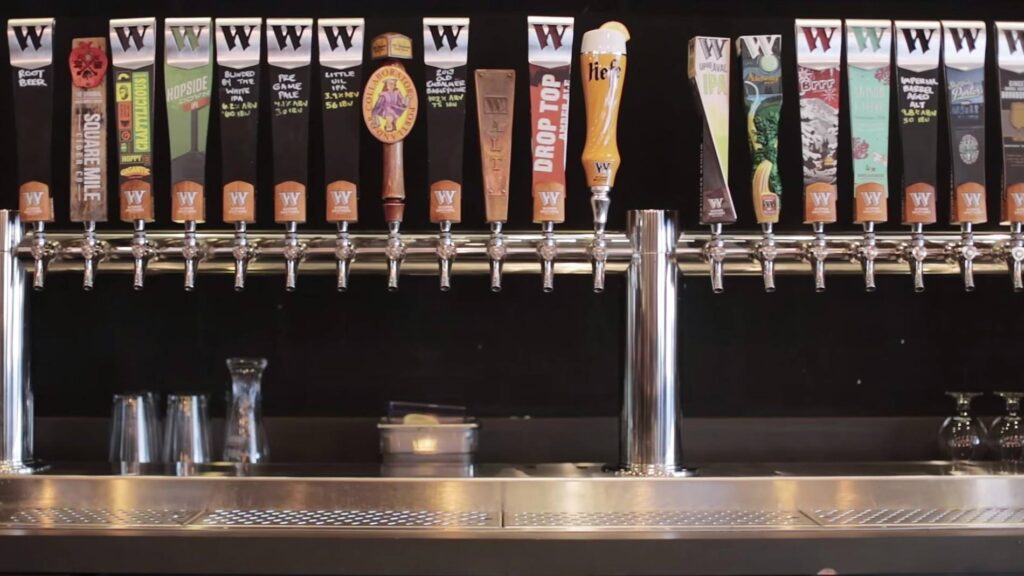 高く積まれたビールケースのデパレタイジング