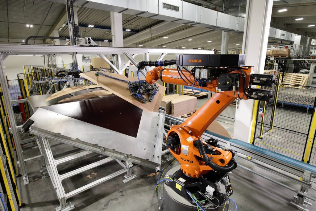 梱包ロボットが梱包作業で段ボール紙を折りたたみ