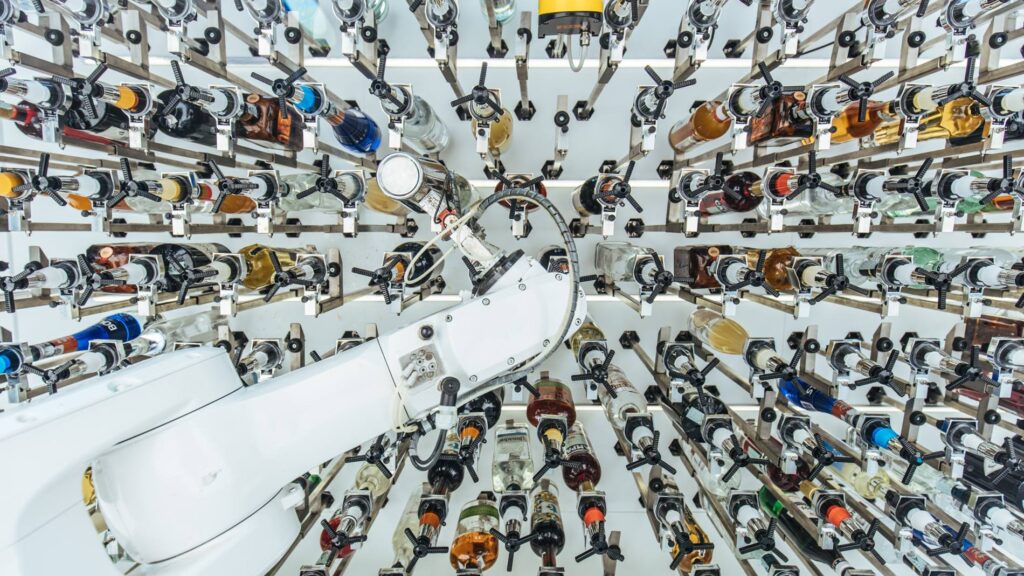 「トニー、シェイクして！」ドリンクをつくるロボット