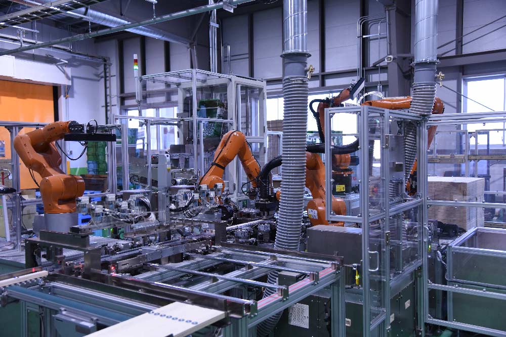 見た目のカッコよさ、繰り返し精度と軌跡精度に惚れ込みKUKAロボットを採用