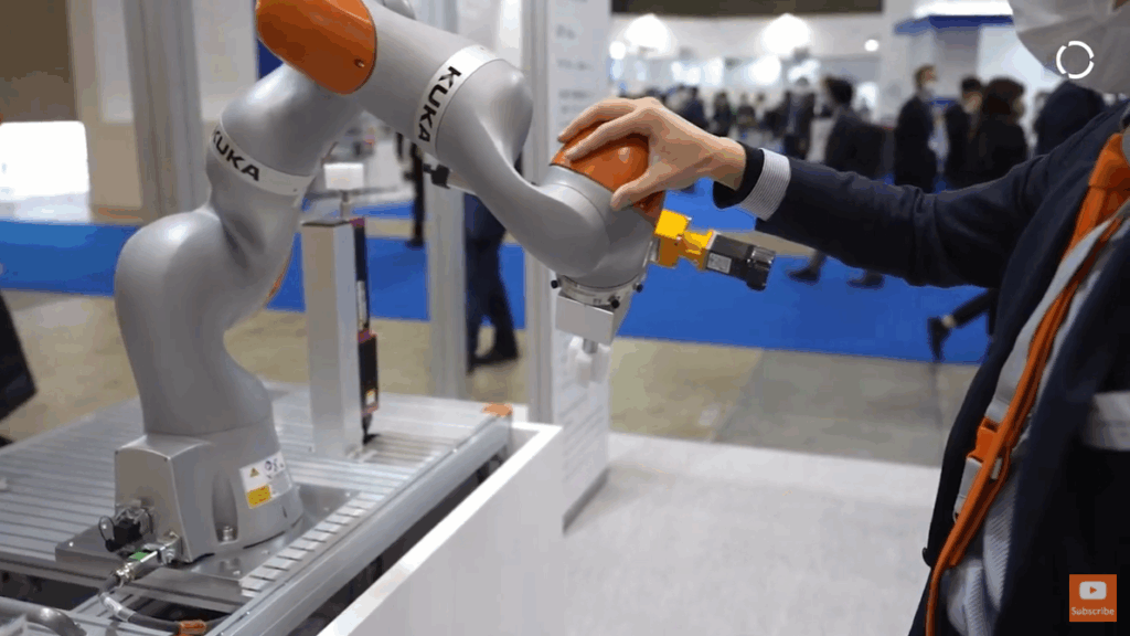 LBR iiwa with fluid dispenser