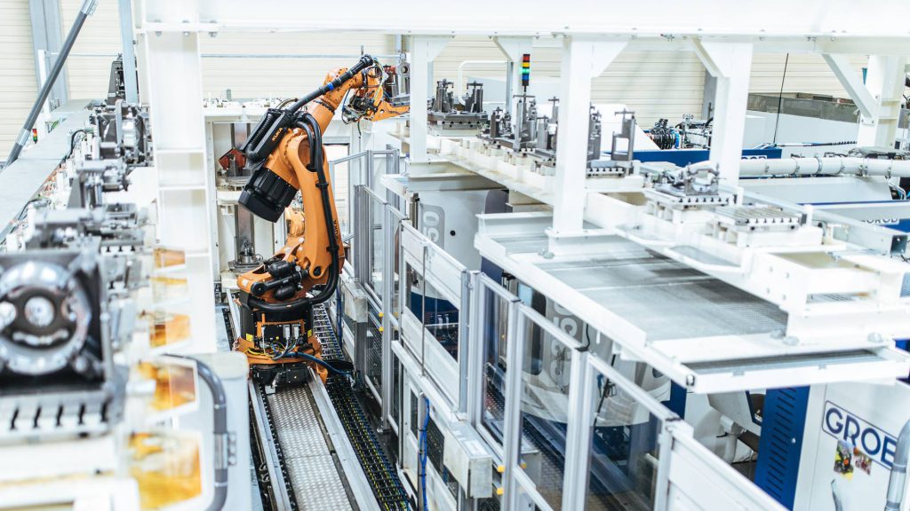 工作機械とKUKAロボットで部品を加工